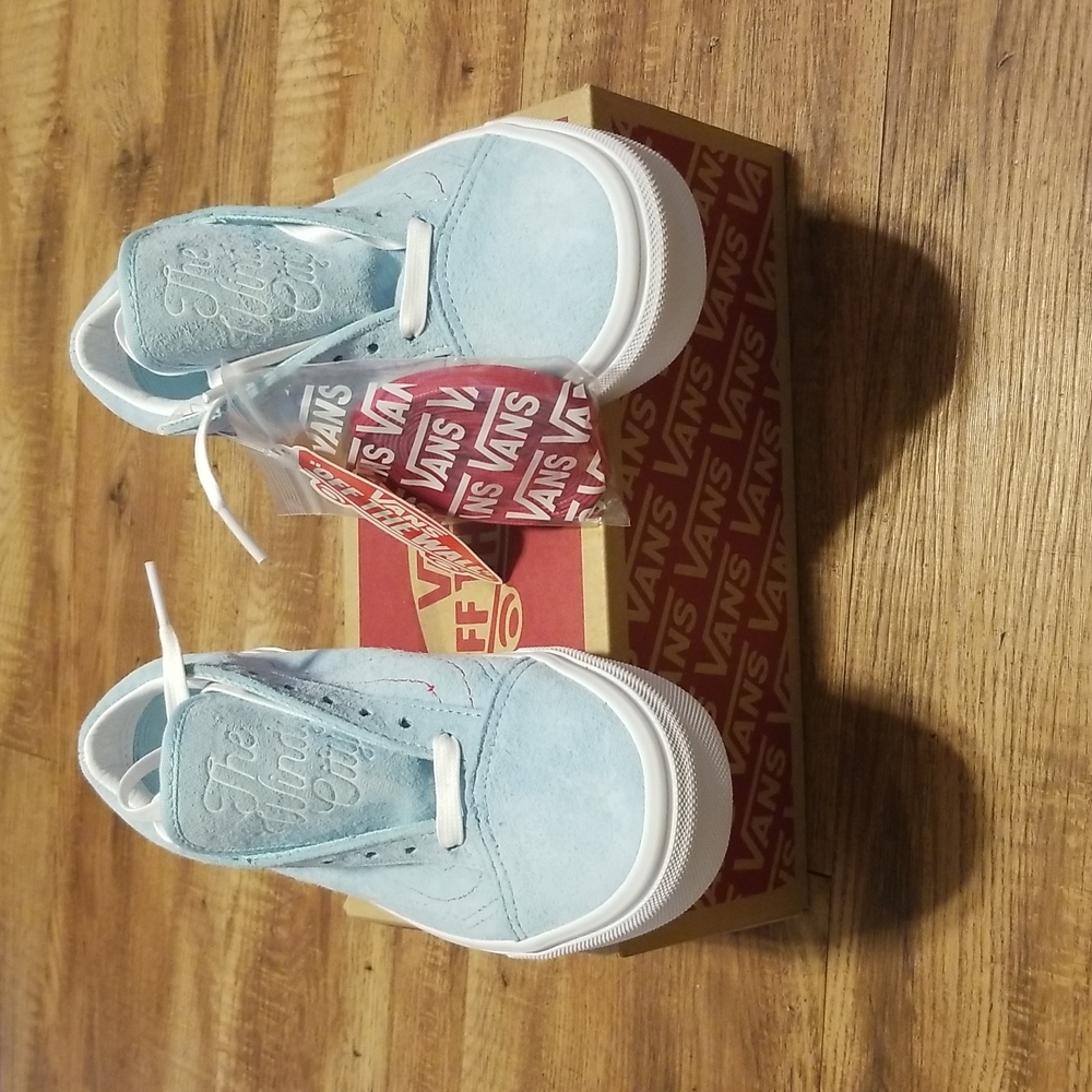 Van's old skool size 5 in sky blue/limited edition Chicago.